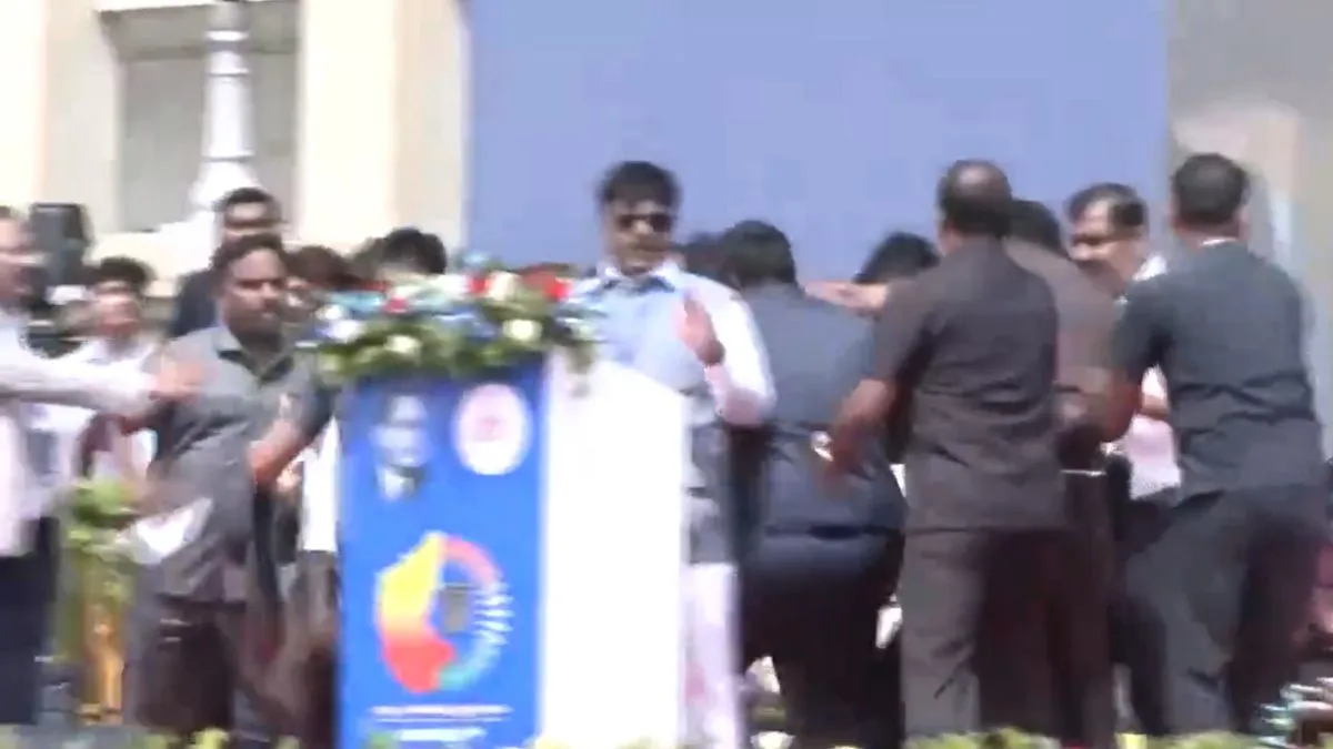 karnataka-siddaramaiah-security-breach-bengaluru-ganesh-idol-visarjan-controversy-nagamanagala-watch-video